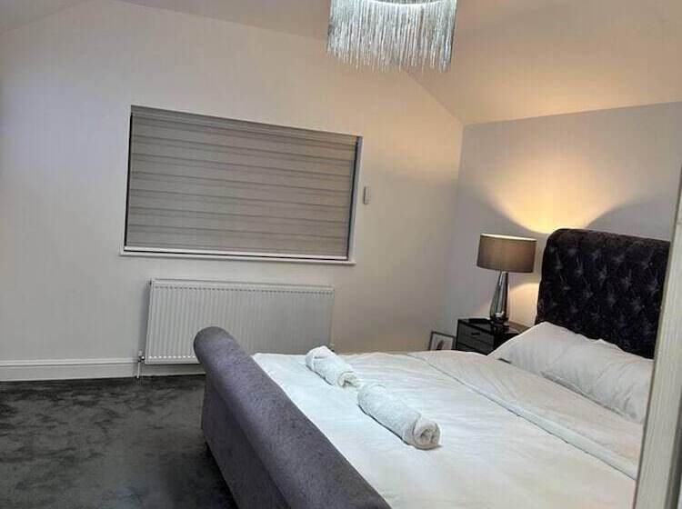 اقامتگاه Serenity Haven 4 Bed With Hottub,games,gym & More