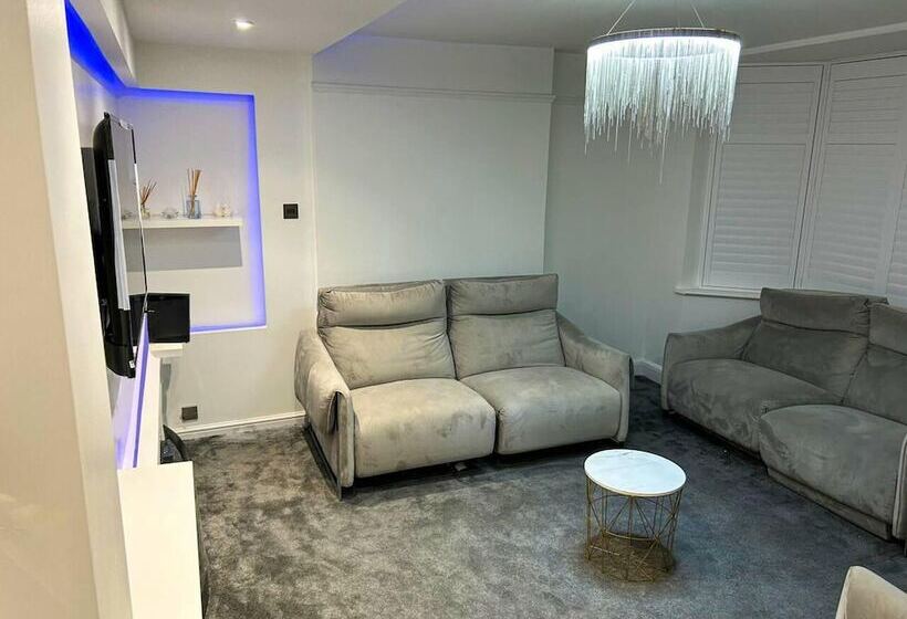 اقامتگاه Serenity Haven 4 Bed With Hottub,games,gym & More