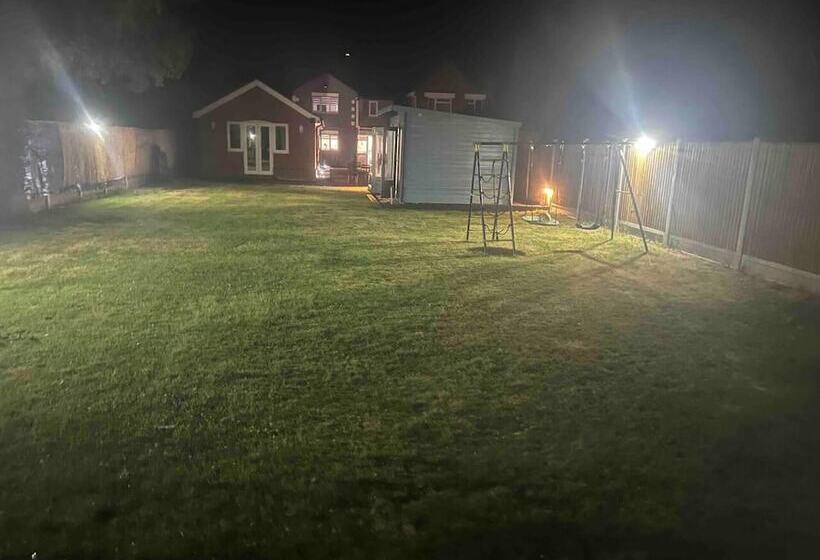 اقامتگاه Serenity Haven 4 Bed With Hottub,games,gym & More