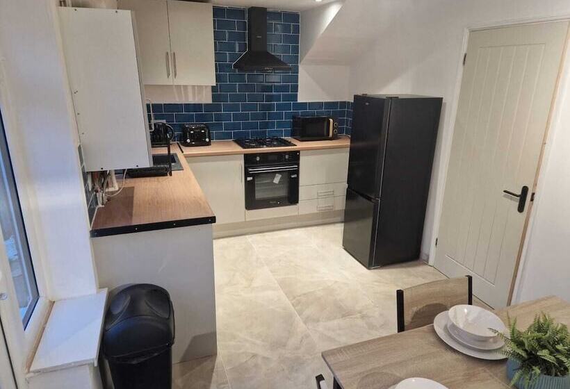 レジデンス Stunning 3 Bed Home Near City Centre, Chic Comfort