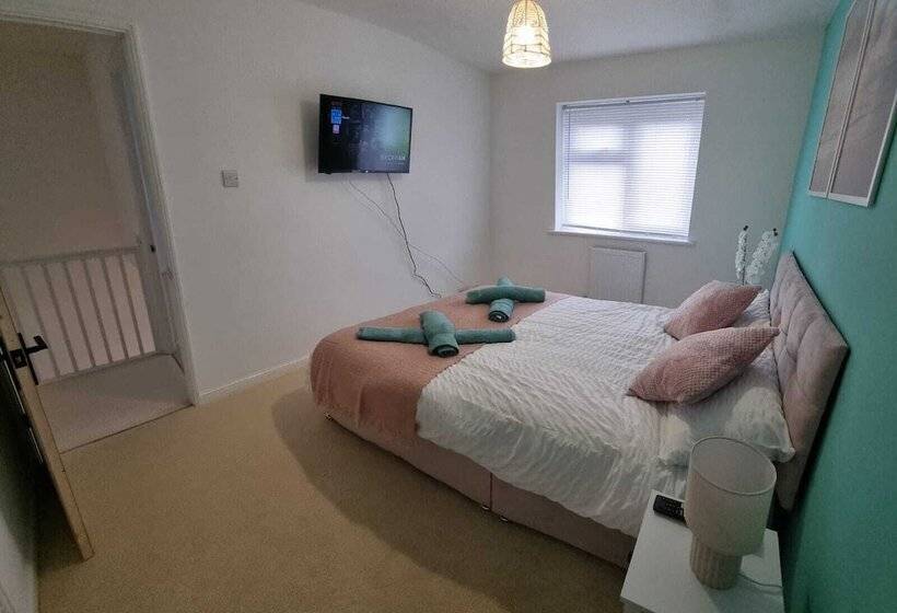 レジデンス Stunning 3 Bed Home Near City Centre, Chic Comfort