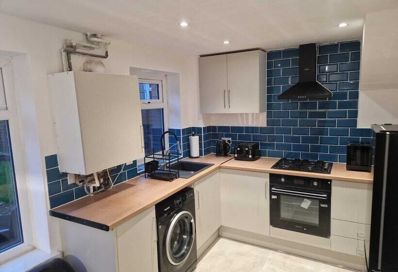 レジデンス Stunning 3 Bed Home Near City Centre, Chic Comfort