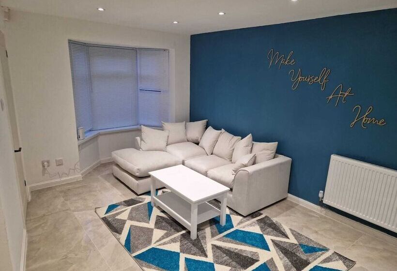 レジデンス Stunning 3 Bed Home Near City Centre, Chic Comfort