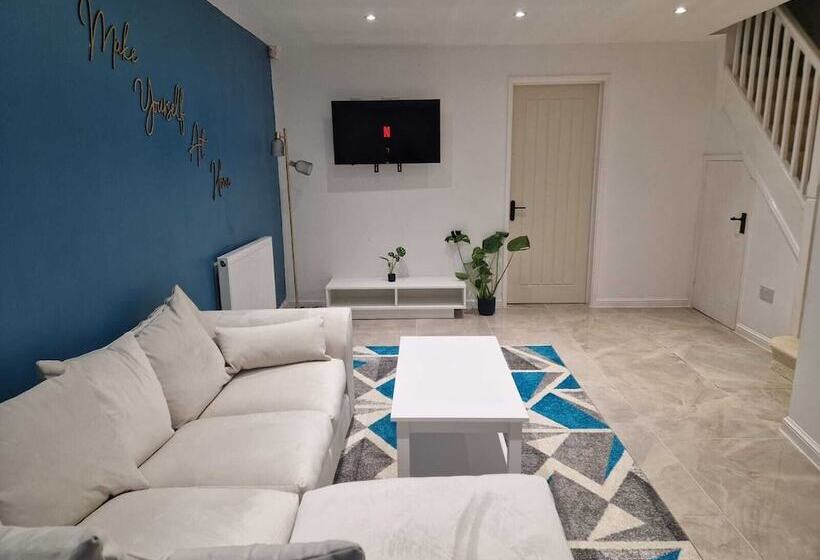 レジデンス Stunning 3 Bed Home Near City Centre, Chic Comfort