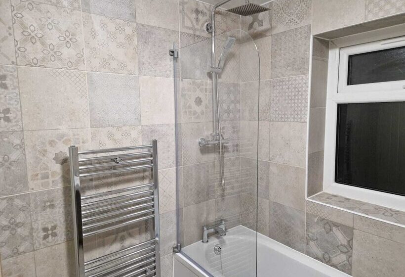 レジデンス Stunning 3 Bed Home Near City Centre, Chic Comfort