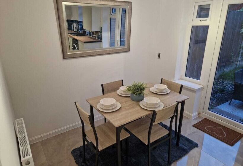 レジデンス Stunning 3 Bed Home Near City Centre, Chic Comfort