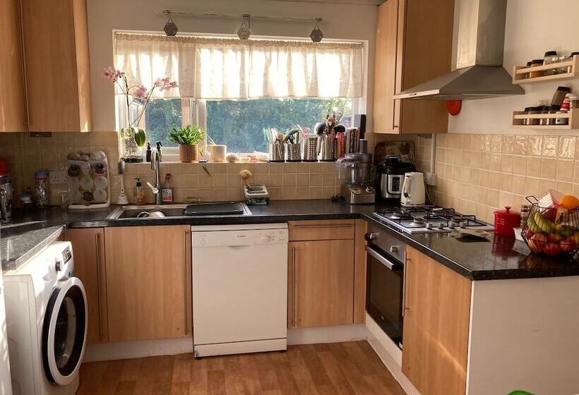 إقامة Stunning 3  Bed Semi Detached House In Cambridge