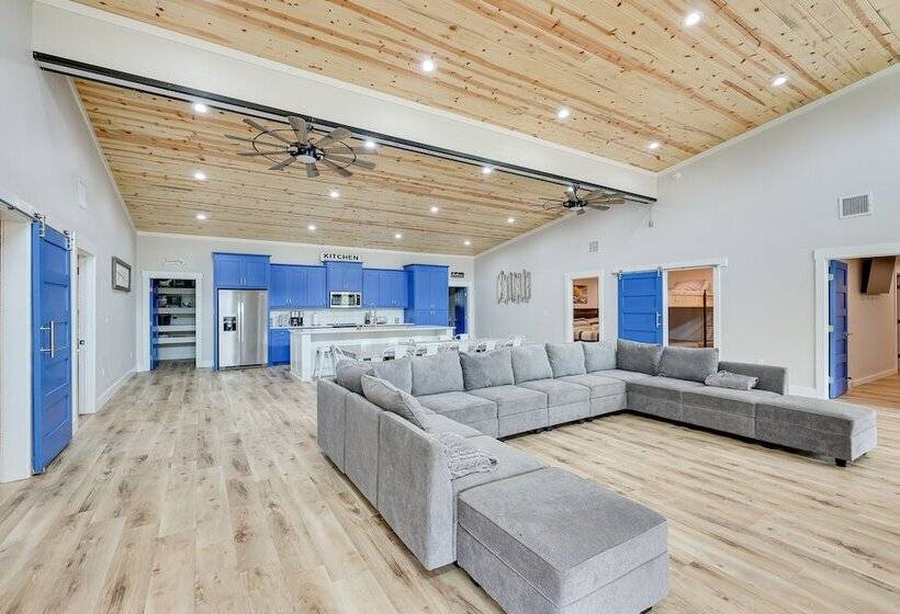 Riverfront Arkansas Abode W/ Deck & Grill!