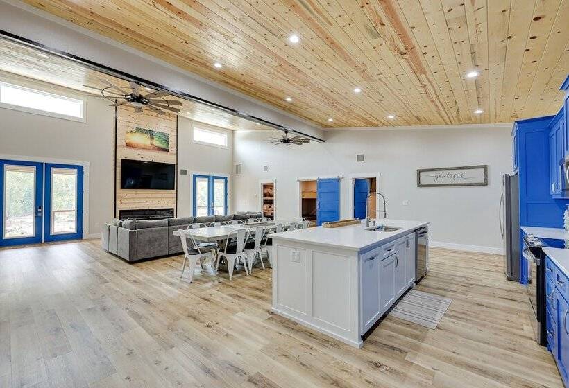 Riverfront Arkansas Abode W/ Deck & Grill!