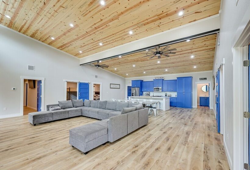 Riverfront Arkansas Abode W/ Deck & Grill!