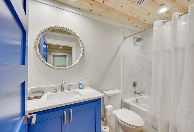 Riverfront Arkansas Abode W/ Deck & Grill!