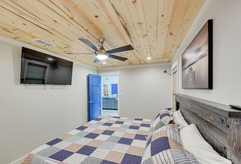 Riverfront Arkansas Abode W/ Deck & Grill!