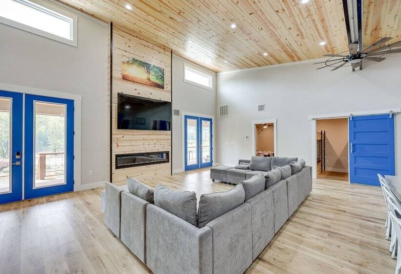 Riverfront Arkansas Abode W/ Deck & Grill!