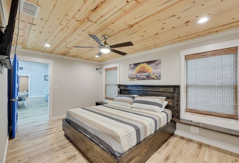 Riverfront Arkansas Abode W/ Deck & Grill!