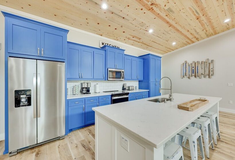 Riverfront Arkansas Abode W/ Deck & Grill!