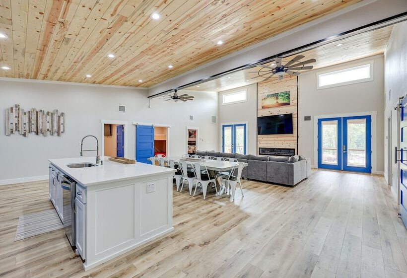 Riverfront Arkansas Abode W/ Deck & Grill!