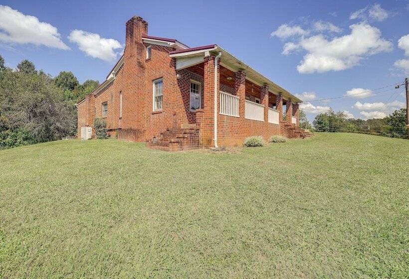 Riverfront Bluff City Retreat W/ Patio & Grill!