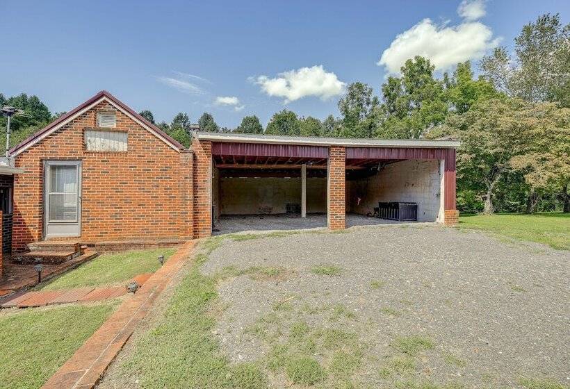 Riverfront Bluff City Retreat W/ Patio & Grill!