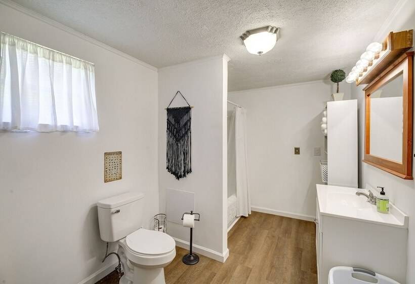 Riverfront Bluff City Retreat W/ Patio & Grill!