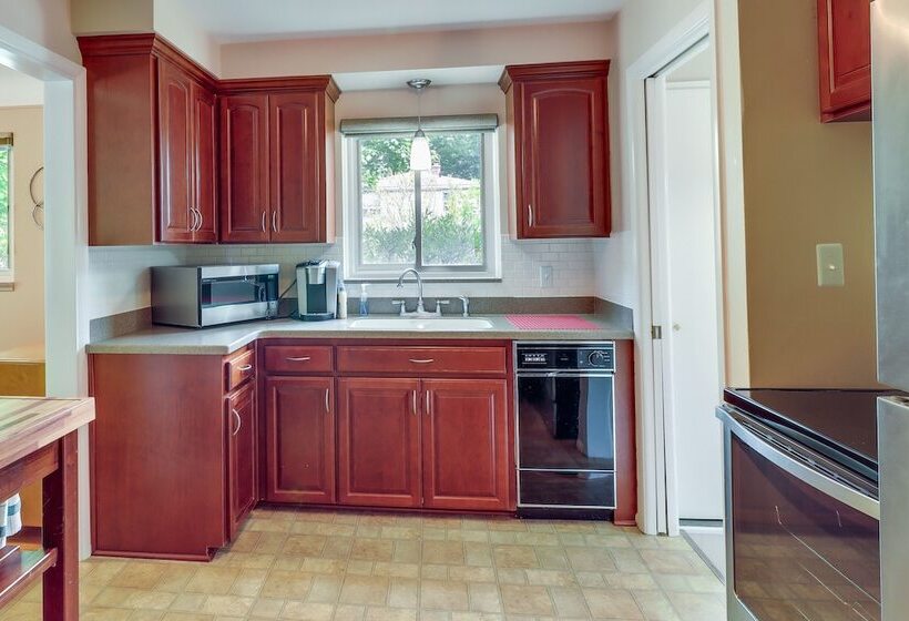 Royal Oak Home: 13 Mi To Downtown Detroit