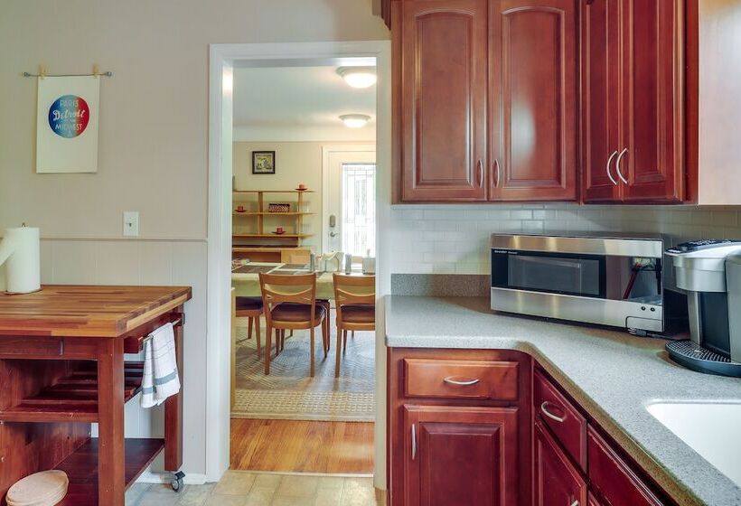 Royal Oak Home: 13 Mi To Downtown Detroit