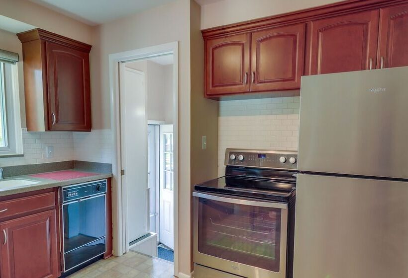 Royal Oak Home: 13 Mi To Downtown Detroit