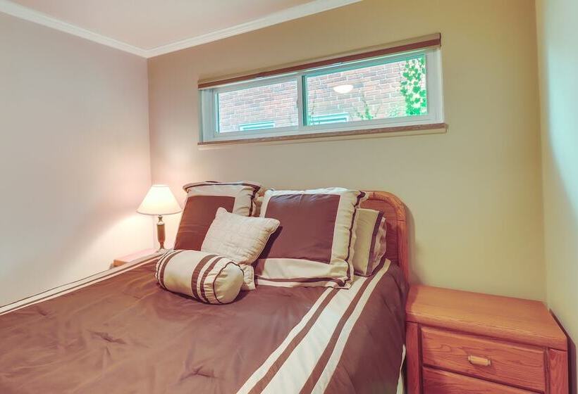 Royal Oak Home: 13 Mi To Downtown Detroit