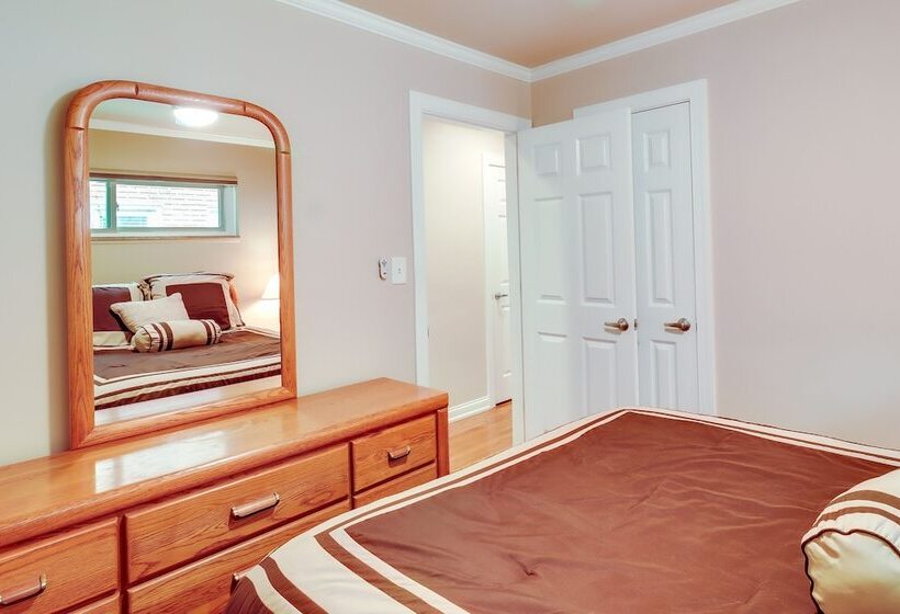 Royal Oak Home: 13 Mi To Downtown Detroit