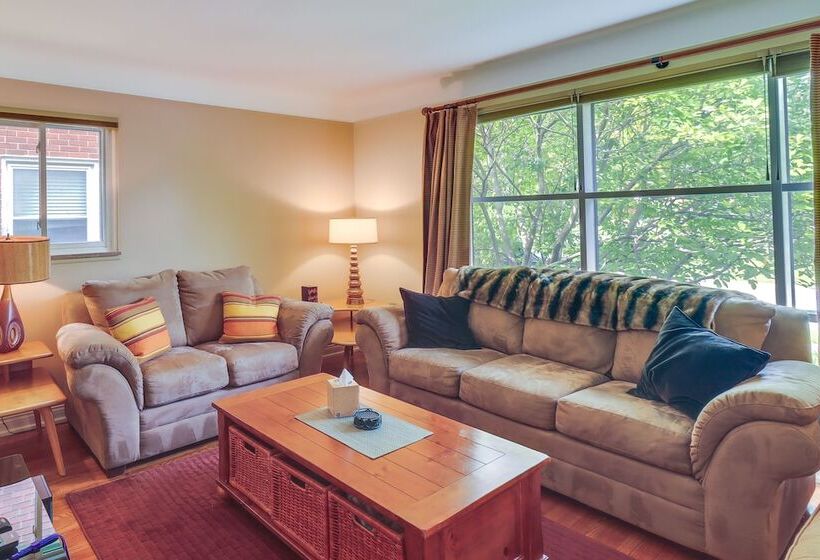 Royal Oak Home: 13 Mi To Downtown Detroit