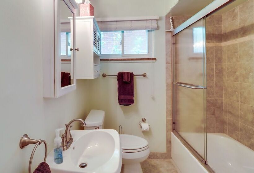 Royal Oak Home: 13 Mi To Downtown Detroit