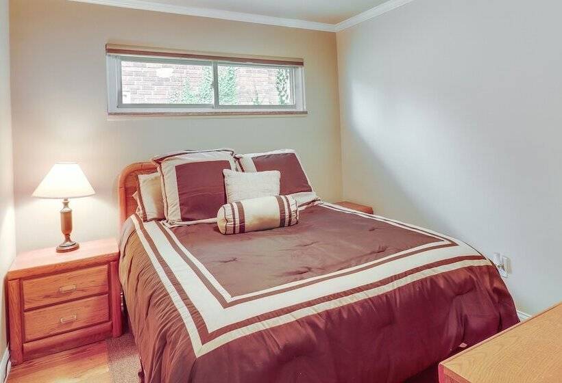 Royal Oak Home: 13 Mi To Downtown Detroit