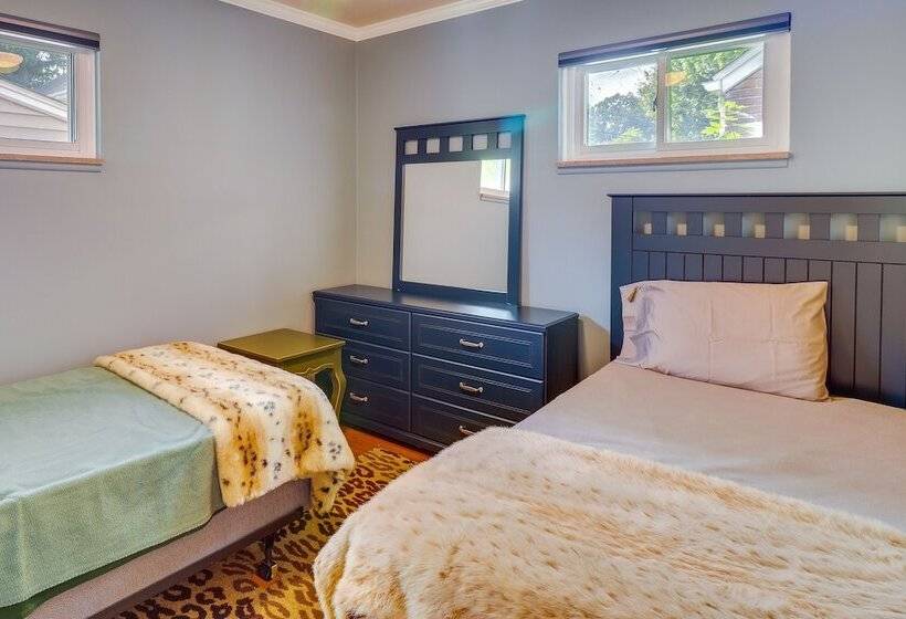 Royal Oak Home: 13 Mi To Downtown Detroit