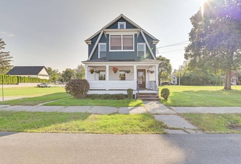 Saratoga Springs Duplex Near Saratoga Racetrack!