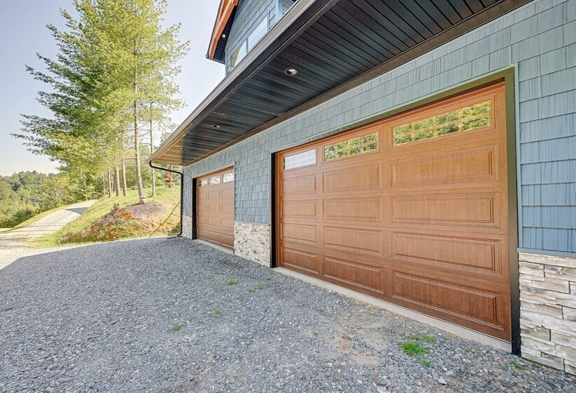 Scenic Bryson City Retreat W/ Direct Lake Access!