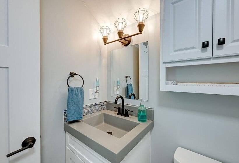 Scenic Bryson City Retreat W/ Direct Lake Access!