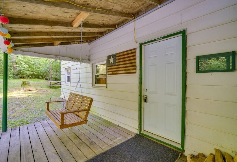 Serene Centre Hall Cabin W/ Stream On Site!