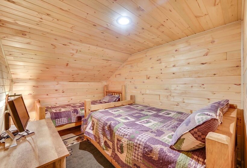 Serene Centre Hall Cabin W/ Stream On Site!