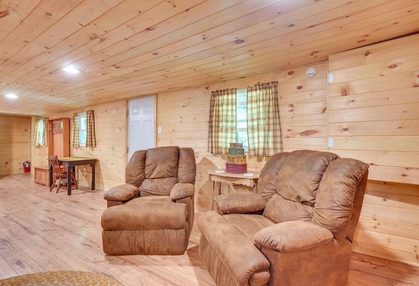 Serene Centre Hall Cabin W/ Stream On Site!