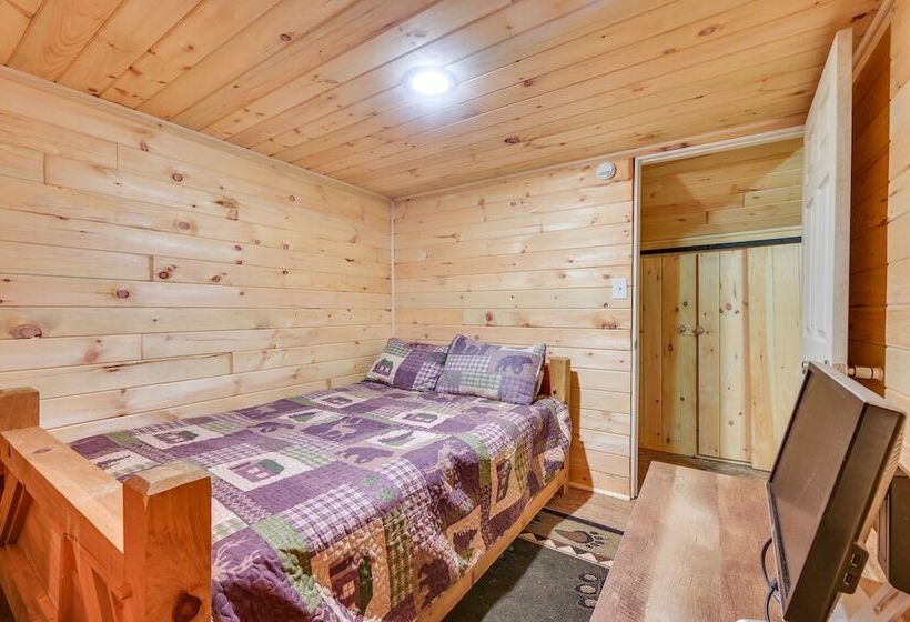 Serene Centre Hall Cabin W/ Stream On Site!