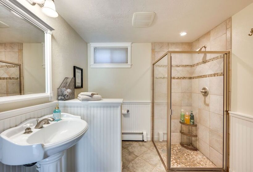 Serene Home W/ Hot Tub   6 Mi To Boulder Falls!