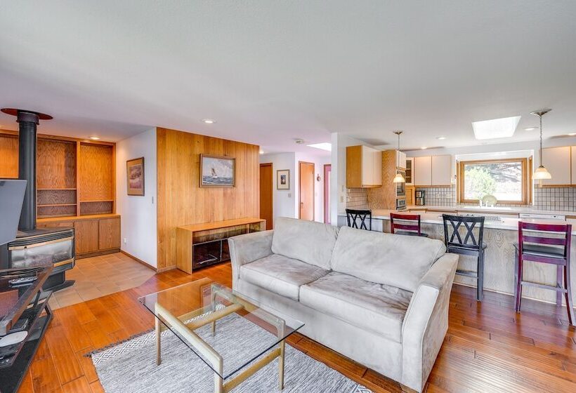 Serene La Conner Retreat W/ Fireplace & Deck!