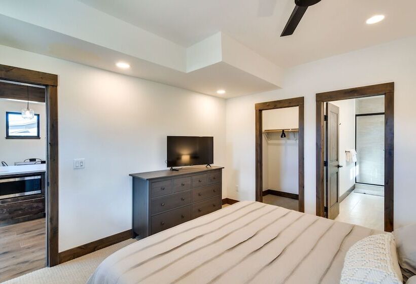 In Granby Ranch Ski Resort: Sleek Home W/ Hot Tub!