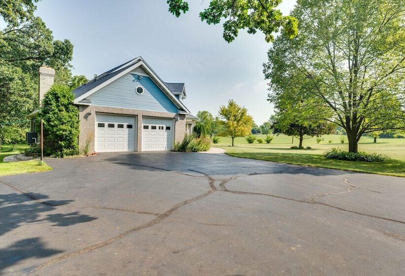 Spacious Beloit Retreat: Close To Parks & Trails!