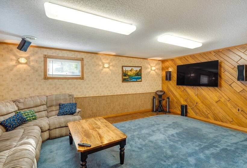 Spacious Beloit Retreat: Close To Parks & Trails!