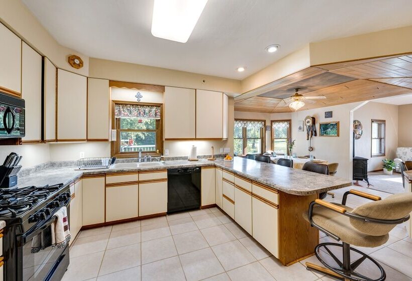 Spacious Beloit Retreat: Close To Parks & Trails!