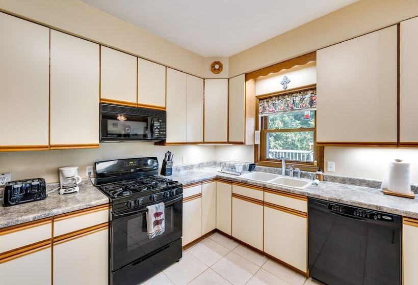 Spacious Beloit Retreat: Close To Parks & Trails!
