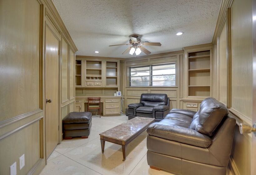 Poolside Oasis Near Medical Center & Nrg Stadium!