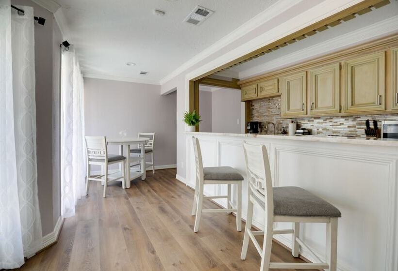 Poolside Oasis Near Medical Center & Nrg Stadium!