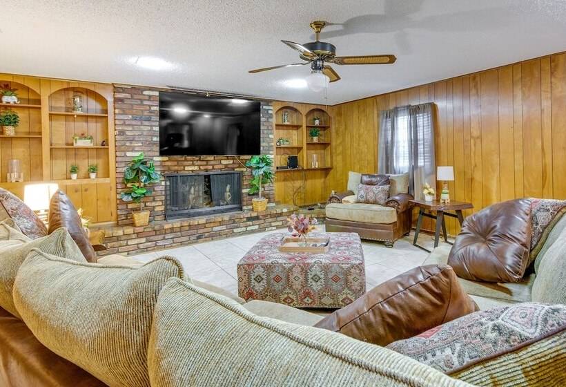 Spacious Little Rock Home W/ Patio 9 Mi To Dtwn!