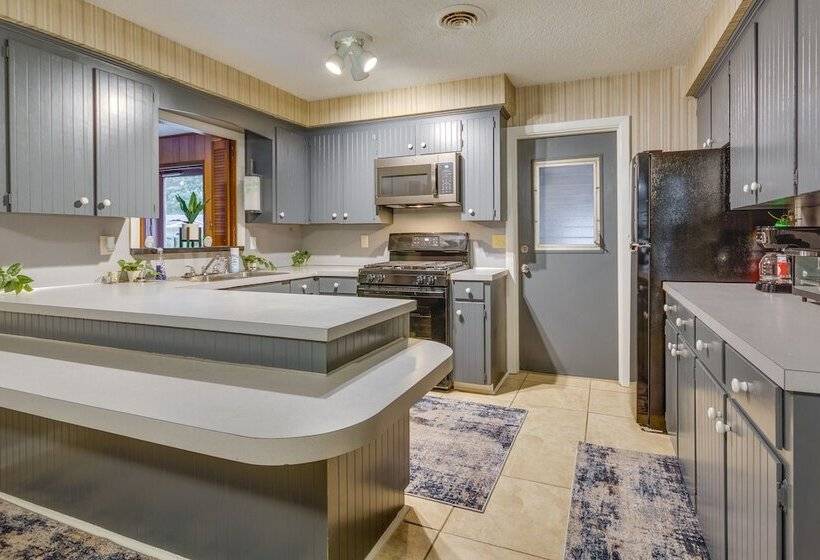 Spacious Little Rock Home W/ Patio 9 Mi To Dtwn!